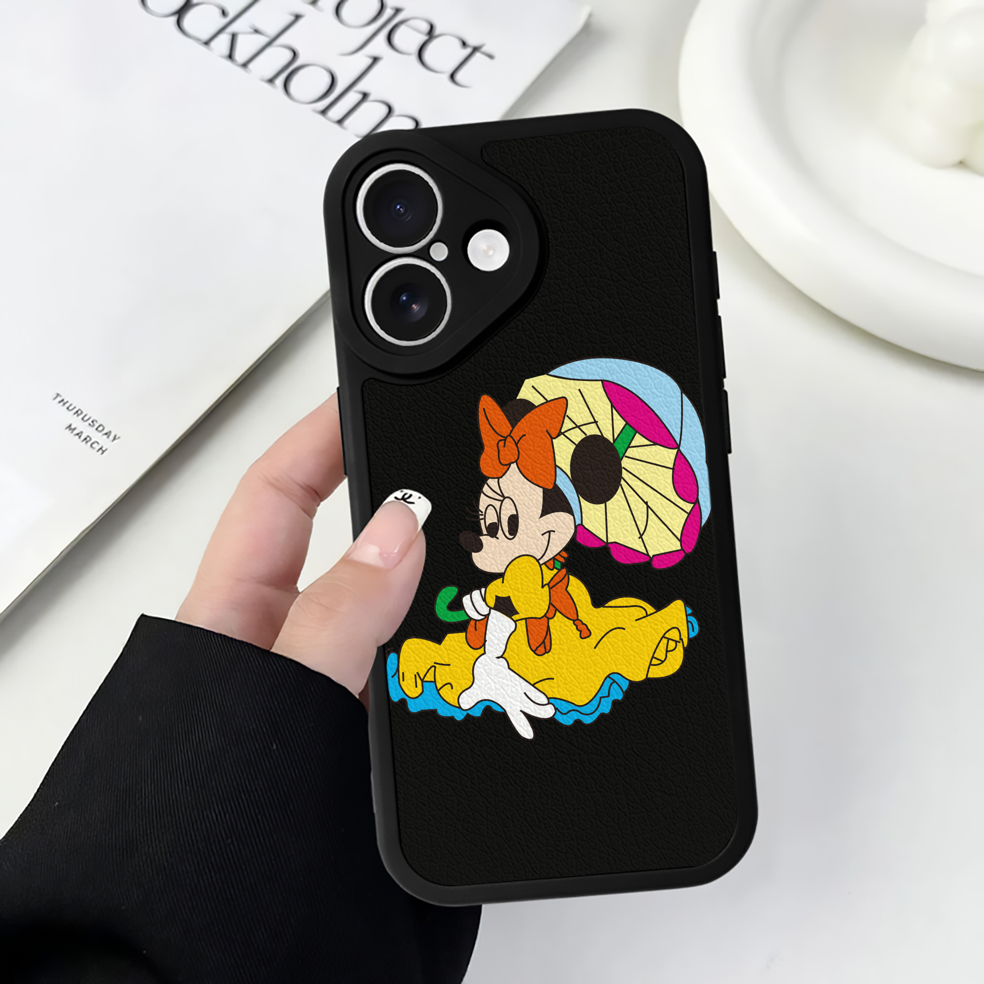 （画像用） ミッキーマウス Mickey Mouse 【iPhone 16シリーズ対応】シリコンスマホケース（レザー調） 材質：シリコン